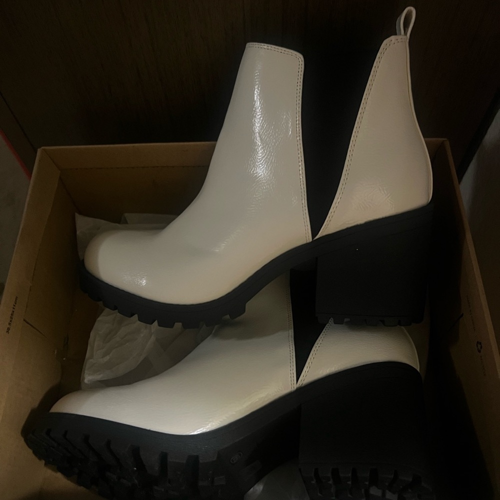Dirty laundry Lisbon boots 

Brand new never worn white and black